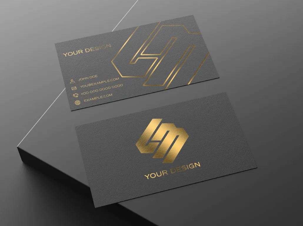 黒地に金色の文字をあしらった高級感のある名刺の制作見本