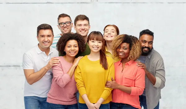 さまざまな国の人々が笑顔で寄り添っているイメージ写真