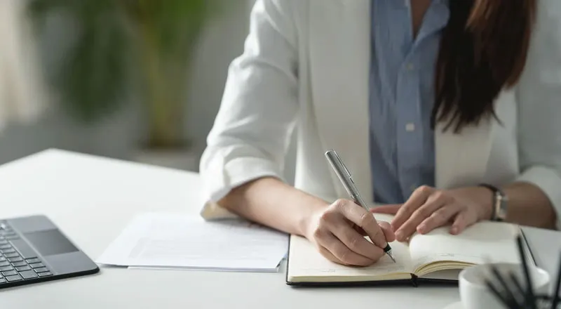 多言語対応サイト用の文章を翻訳する作業風景